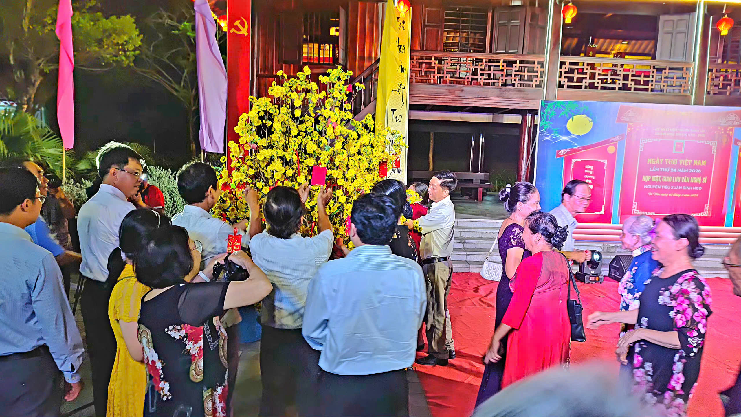 Khám phá nét đẹp "Hái lộc thơ" - Phong vị Tết riêng biệt của xứ Thơ